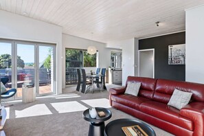 TV - Kowhai Views | Stylish & Modern in Great Location (Rotorua)