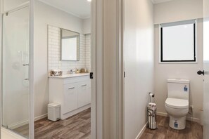 Shower, hair dryer, towels, shampoo - Base Camp on Matipo - Great Location with Games Room (Rotorua)