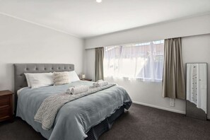 Desk, iron/ironing board, travel cot, Internet - Base Camp on Matipo - Great Location with Games Room (Rotorua)