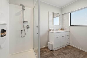Douche, sèche-cheveux, serviettes fournies, shampoing