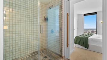 Een douche, een haardroger, handdoeken, zeep