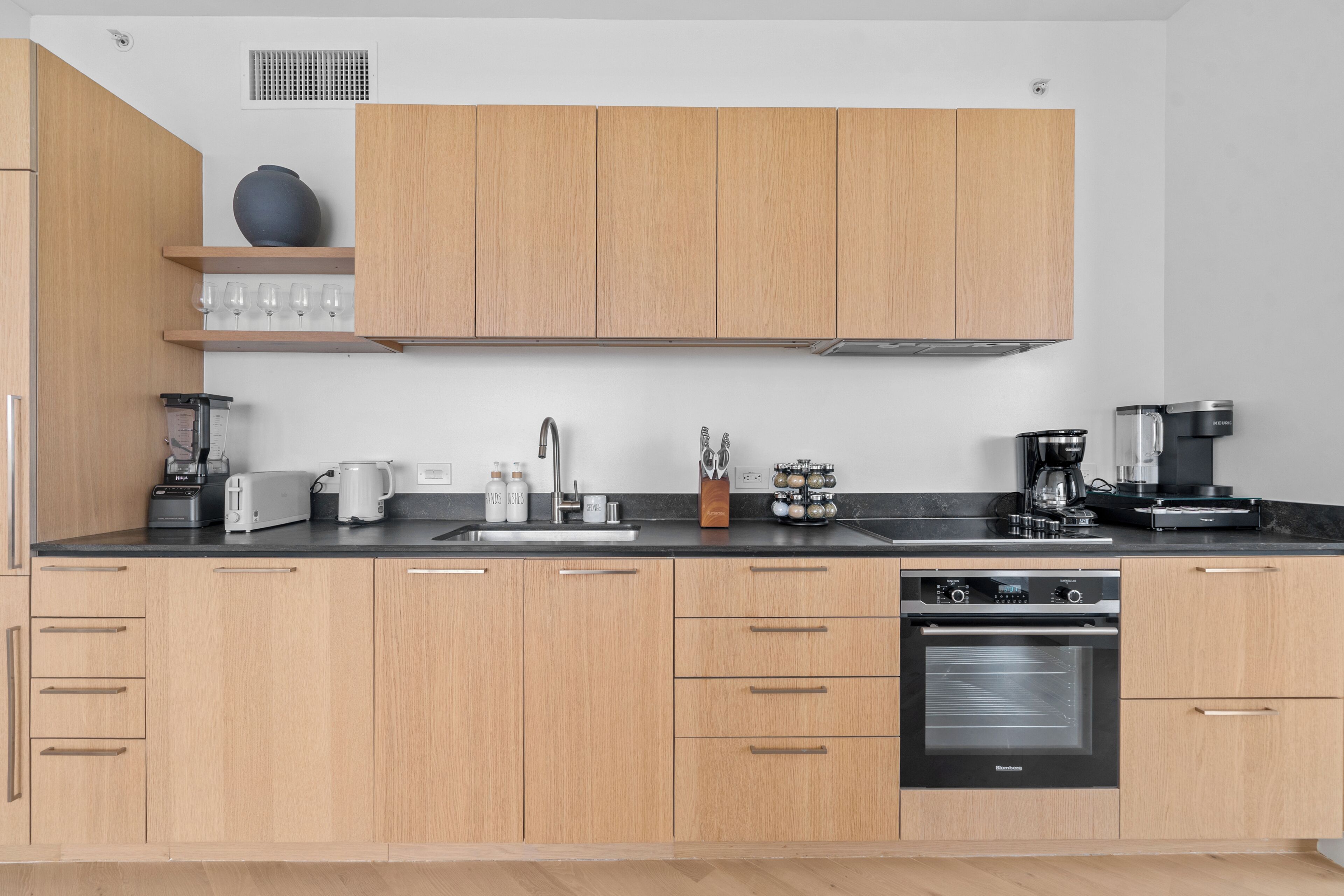 Kühlschrank, Mikrowelle, Ofen, Herdplatte