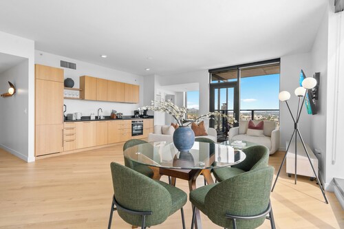 Prime Hollywood Luxury - 2BR Modern Apt - Rooftop Pool & Gym