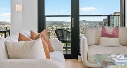 Prime Hollywood Luxury - 2BR Modern Apt - Rooftop Pool & Gym