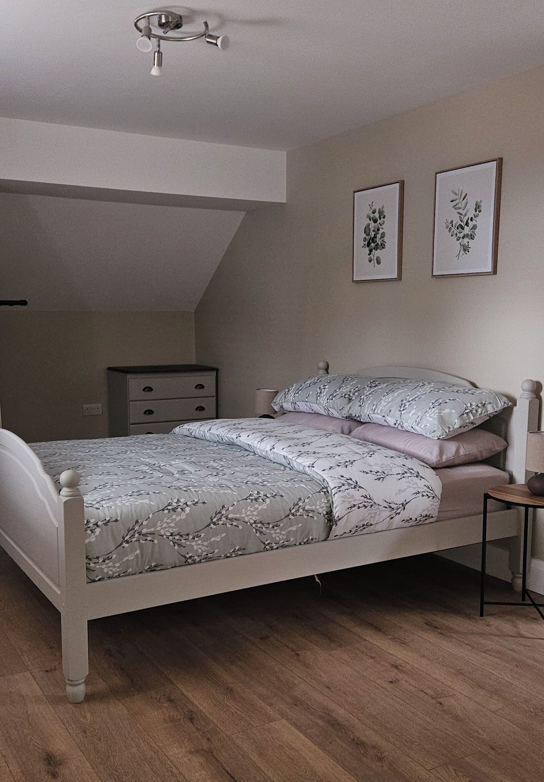2 chambres, fer et planche à repasser, lit de bébé portatif