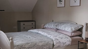 2 chambres, fer et planche à repasser, lit de bébé portatif