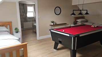 2 bedrooms, iron/ironing board, travel cot, free WiFi