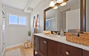 Shower, hair dryer, towels, soap - Casa Sea La Vie • Surfside • Walk to the Beach • Sleeps 8 • Pet with PreApproval (Surfside Beach)