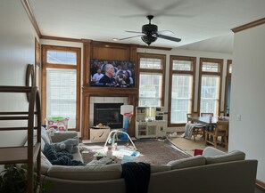 Living area - 4 bedrooms, sleeps 8, 13 minutes from downtown KC. (Shawnee)