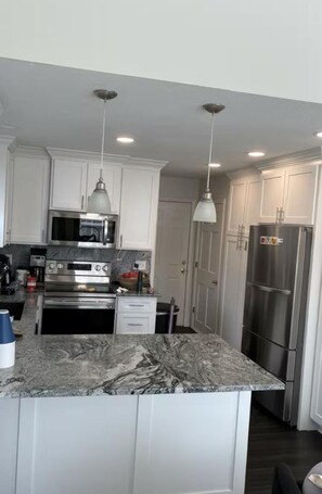 Private kitchen - 4 bedrooms, sleeps 8, 13 minutes from downtown KC. (Shawnee)