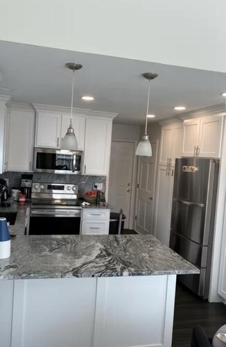 4 bedrooms, sleeps 8, 13 minutes from downtown KC.