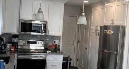 4 bedrooms, sleeps 8, 13 minutes from downtown KC.