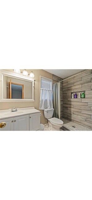 Bathroom - 4 bedrooms, sleeps 8, 13 minutes from downtown KC. (Shawnee)