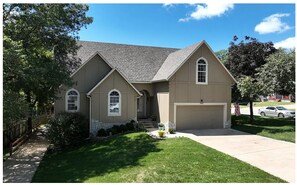 Exterior - 4 bedrooms, sleeps 8, 13 minutes from downtown KC. (Shawnee)