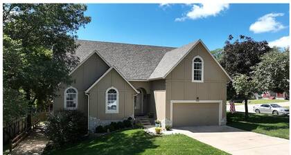 4 bedrooms, sleeps 8, 13 minutes from downtown KC.