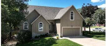 4 bedrooms, sleeps 8, 13 minutes from downtown KC.