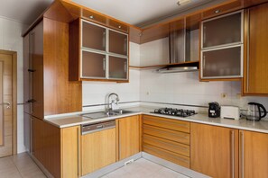 Fridge, microwave, oven, dishwasher - Colinas Premium 3BR - Three Bedroom Apartment, Sleeps 5 (Sintra)