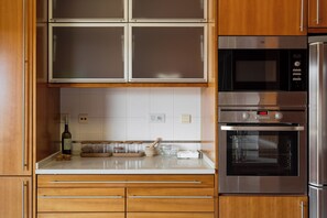 Refrigerador, microondas, horno y lavavajillas 