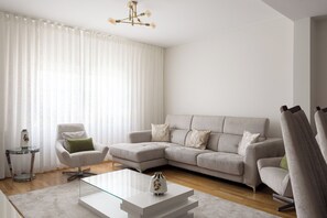 TV - Colinas Premium 3BR - Three Bedroom Apartment, Sleeps 5 (Sintra)