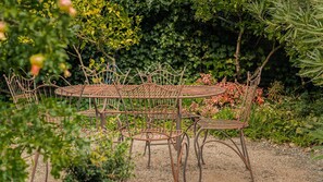Outdoor dining - Demi Barn - Unique Historic Country Barn (Daylesford)