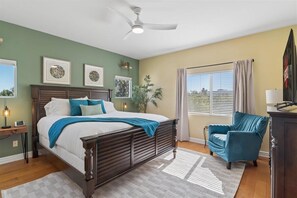 Room - *GATED 5BR | 2 King Suites | Game Room | BBQ!* (Los Angeles)