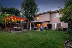 Exterior - *GATED 5BR | 2 King Suites | Game Room | BBQ!* (Los Angeles)