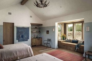 5 bedrooms, iron/ironing board, WiFi, bed sheets - Hideaway Round Top | Full Property | 21-Acre Luxury Estate (Round Top)