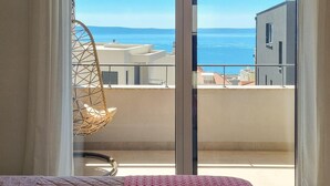 A balcony with a view of the sea and buildings. - Beautiful home in Makarska (Makarska)