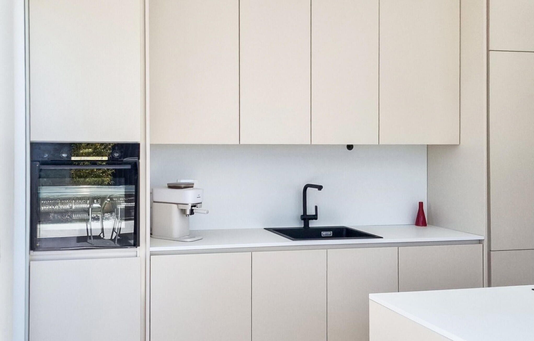 Fridge, microwave, dishwasher, coffee/tea maker