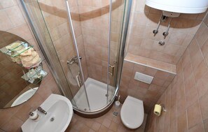 Shower, hair dryer - Awesome home in Tucepi (Tucepi)