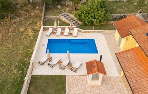 Pool - Nice home in Velic- Trilj (Velic- Trilj)