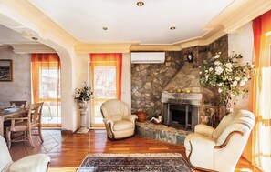 TV - Nice home in Velic- Trilj (Velic- Trilj)