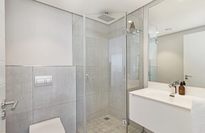 Shower, hair dryer, towels, soap - Perfect City Living | Rooftop Pool and Views (Cape Town)