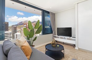 Smart TV - Perfect City Living | Rooftop Pool and Views (Cape Town)