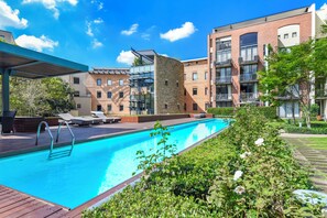 Pool - Melrose on Oak | Sleek City Apartment Retreat (Johannesburg)