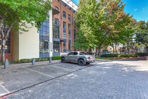 Property grounds - Melrose on Oak | Sleek City Apartment Retreat (Johannesburg)