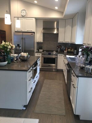 Private kitchen - Sag Harbor Village 3-BR Retreat Near Shinnecock US Open - Walk to Beach/Town (Sag Harbor)
