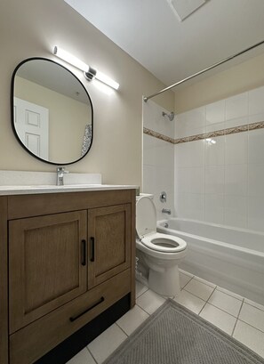 Bathroom - Curated Comfort: 1BR Loft | King+Double Beds (Vancouver)