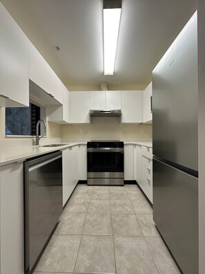 Private kitchen - Curated Comfort: 1BR Loft | King+Double Beds (Vancouver)