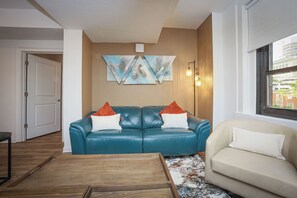 Living area - 2-Bedroom Downtown apartment in wonderful Columbia with AC and fitness room (Columbia)