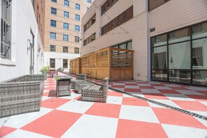 Outdoor dining - 2-Bedroom Downtown apartment in wonderful Columbia with AC and fitness room (Columbia)
