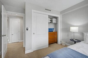 1 bedroom, desk, iron/ironing board, free WiFi - Premier St Elmo Unit w Large Balcony over Park (Chautauqua)