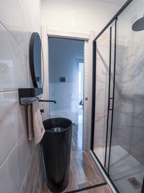 Bathroom - Modern Comfy Stay with Balconies, Free Parking & Easy Access to the Cinque Terre (La Spezia)