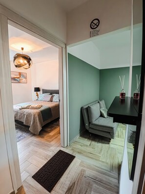 Room - Modern Comfy Stay with Balconies, Free Parking & Easy Access to the Cinque Terre (La Spezia)