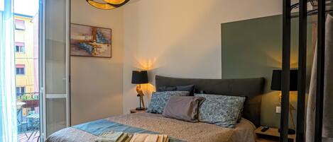 1 habitación, tabla de planchar con plancha y cuna de viaje