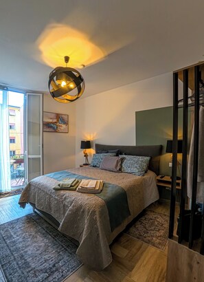 1 quarto, ferros/tábuas de passar roupa, berço de viagem