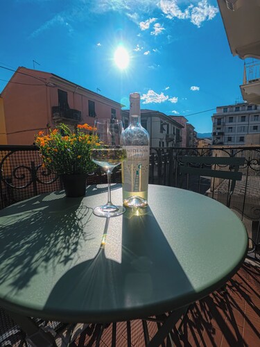 Modern Comfy Stay with Balconies, Free Parking & Easy Access to the Cinque Terre