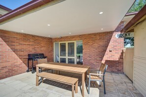 Outdoor dining - Dubbo 4BR Retreat w/ Full Kitchen, Patio & Grill (Dubbo)