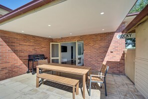 Outdoor dining - Dubbo 4BR Retreat w/ Full Kitchen, Patio & Grill (Dubbo)