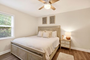 1 bedroom, WiFi, bed sheets - The Porter Chamber on Ethel Cir (Ocean Springs)